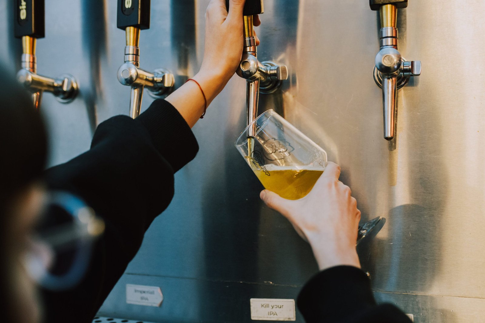 El servicio de una cerveza en el nuevo bar de San Martin.